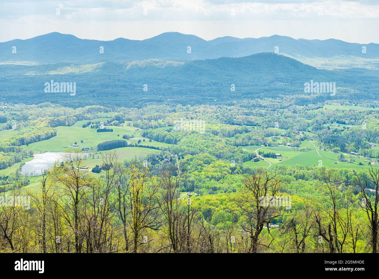 Vista aérea del valle de Afton desde Blue Ridge parkway Montañas