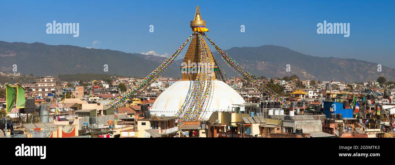 Vista de Bodhnath stupa, una de las mejores estupas budistas del mundo, la stupa más grande de la ciudad de Katmandú, Nepal Foto de stock