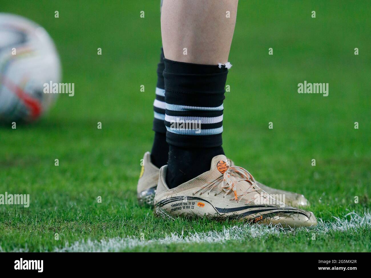 Messi boots fotografías e imágenes de alta resolución - Alamy