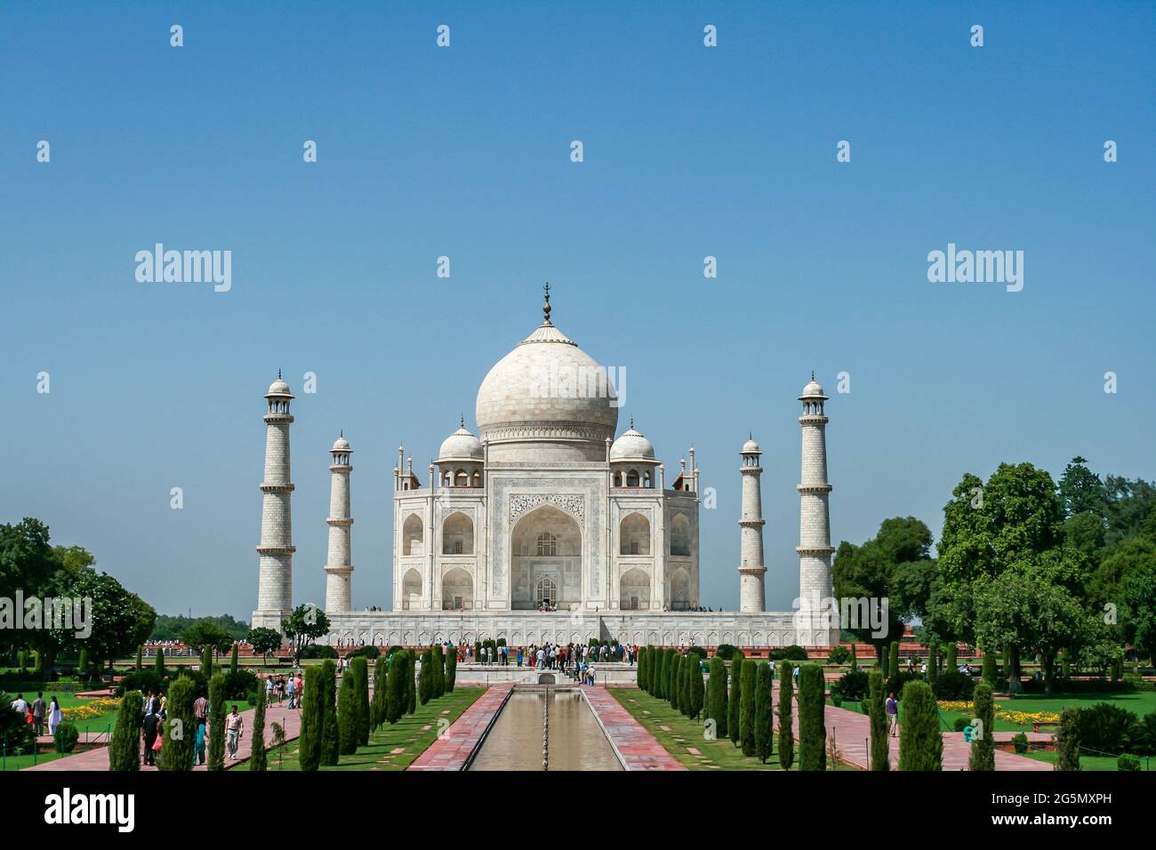 Vista frontal del Taj Mahal con el río Yamuna, Agra, Uttar Pradesh, India. Patrimonio mundial de la UNESCO. Siete maravillas del mundo Taj Mahal Foto de stock