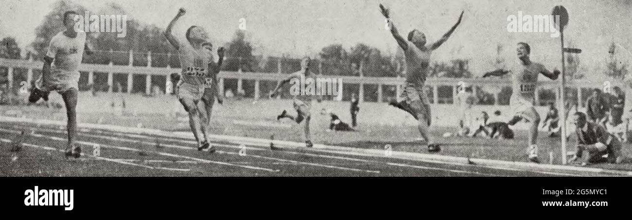 Finalización de la carrera de 100 metros en los Juegos Olímpicos de Verano de 1920 en Amberes, Bélgica. De izquierda a derecha, Edwards, tercero; Sholz, cuarto; Ali-Khan, quinto; Murchison, sexto; Charles Paddock, Primero; Kirksey, segundo. Foto de stock