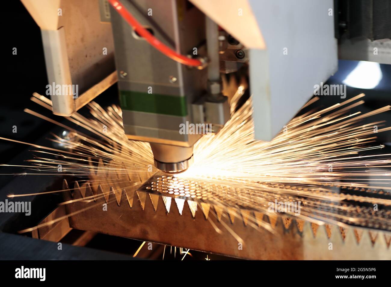 Corte de lámina metálica con máquina de corte láser CNC. Enfoque selectivo  Fotografía de stock - Alamy