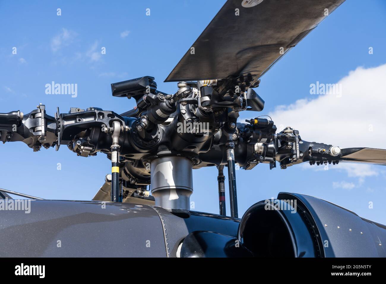 El cabezal del rotor completamente articulado o el cubo del rotor en un helicóptero Sikorsky UH-60. Foto de stock