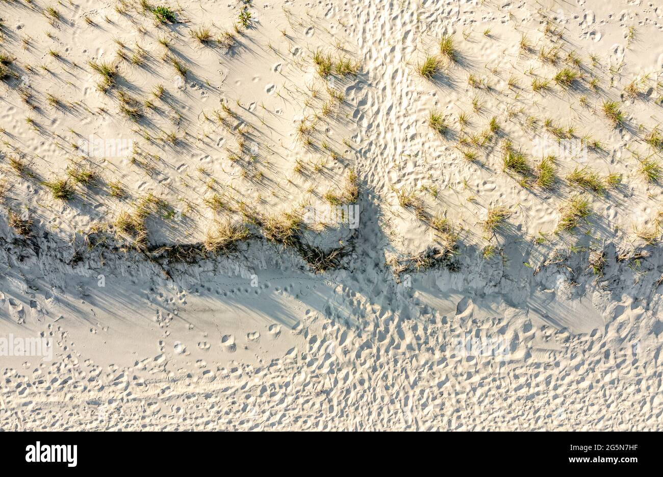 vista aérea de un baño simple a una playa del océano Foto de stock