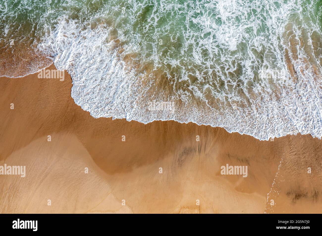 Vista aérea del Océano Atlántico rompiendo en una playa de Southampton, Southampton, NY Foto de stock