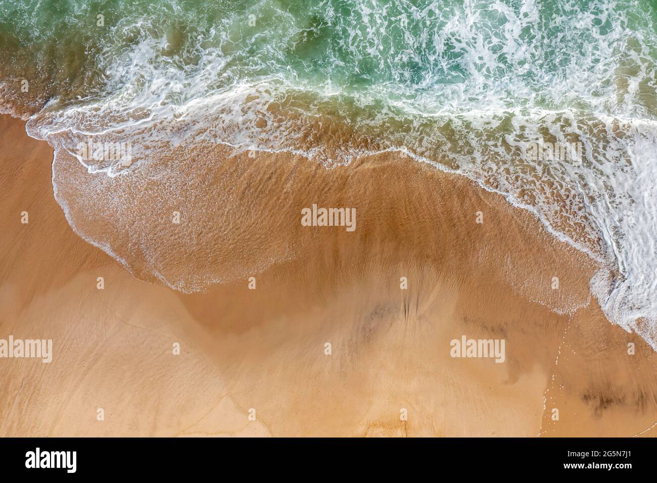 Vista aérea del Océano Atlántico rompiendo en una playa de Southampton, Southampton, NY Foto de stock