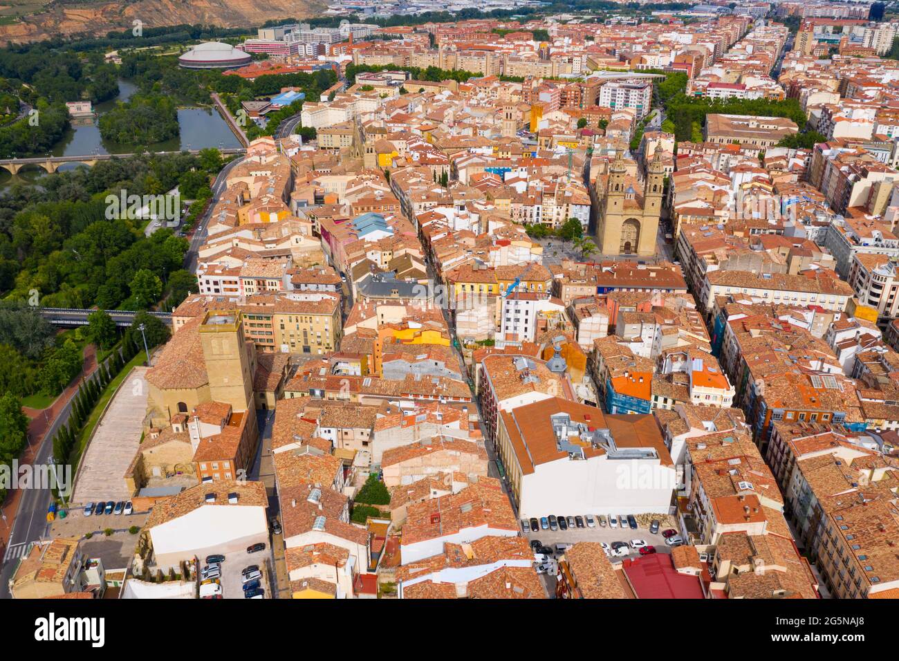 Vista aérea de la ciudad de Logroño con edificios y paisajes Fotografía de stock Alamy Vista aérea de la ciudad de Logroño con edificios y paisajes Fotografía de stock Alamy