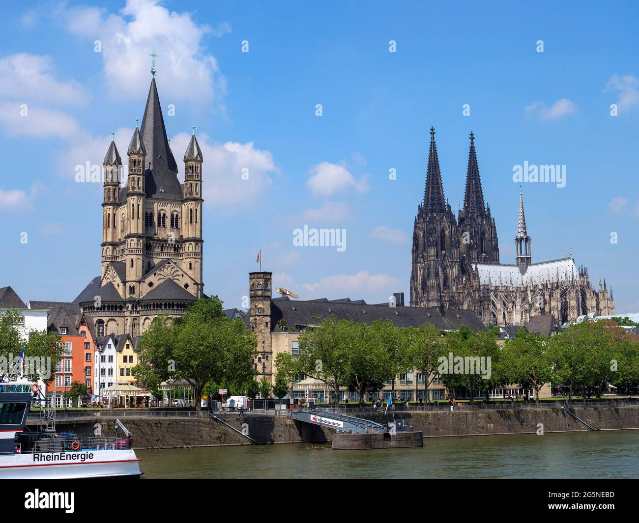 iglesia Groß de San Martín y catedral, Colonia, Renania del Norte-Westfalia, Alemania, Europa Foto de stock