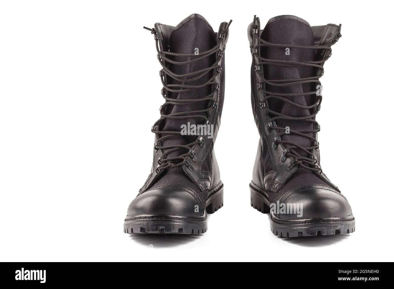 par de nuevas botas militares ligeras negras de verano con piezas de nylon  aisladas sobre fondo blanco y vista frontal Fotografía de stock - Alamy