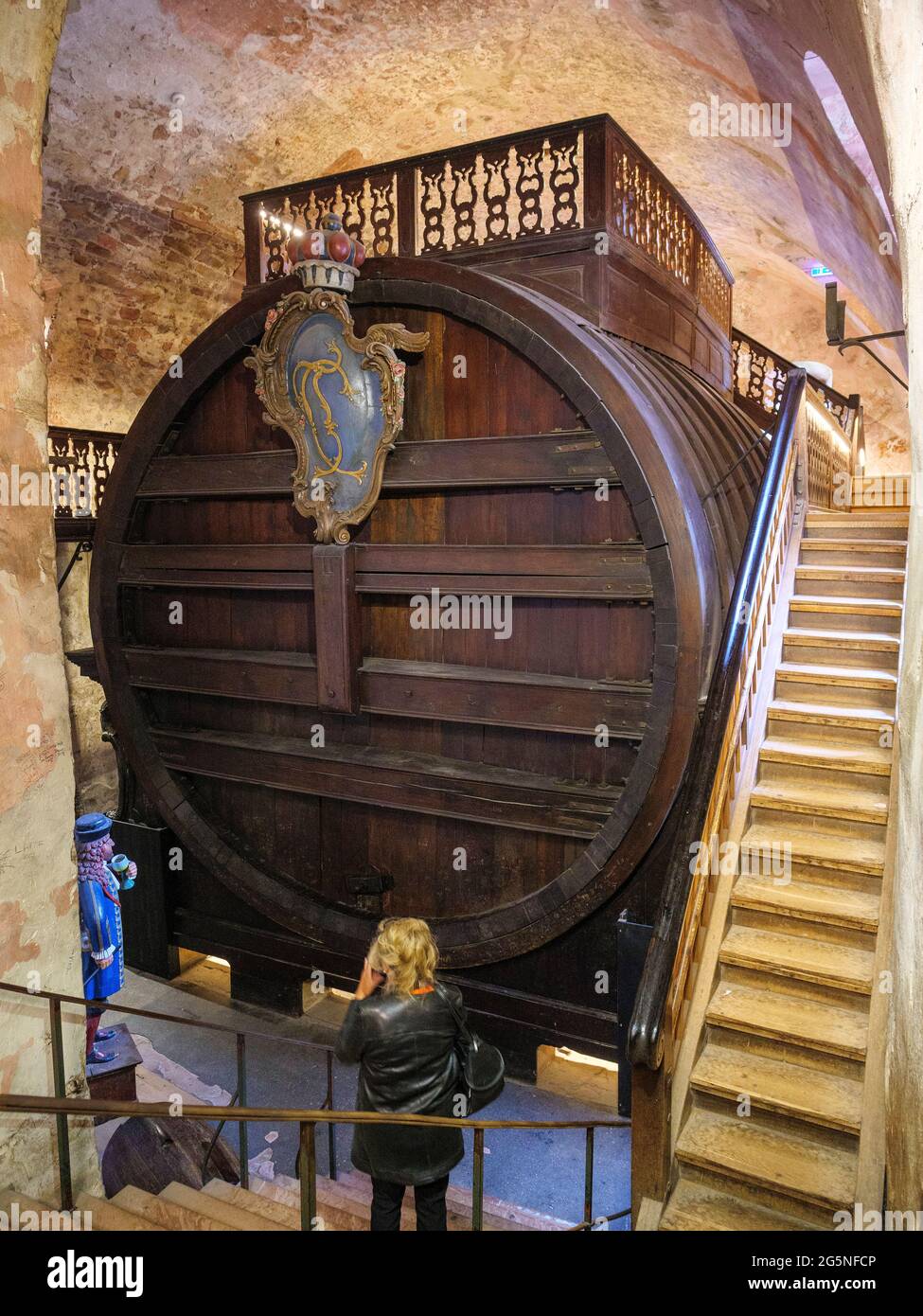 Vino barril dentro del castillo, Heidelberg, Baden-Württemberg, Alemania, Europa Foto de stock