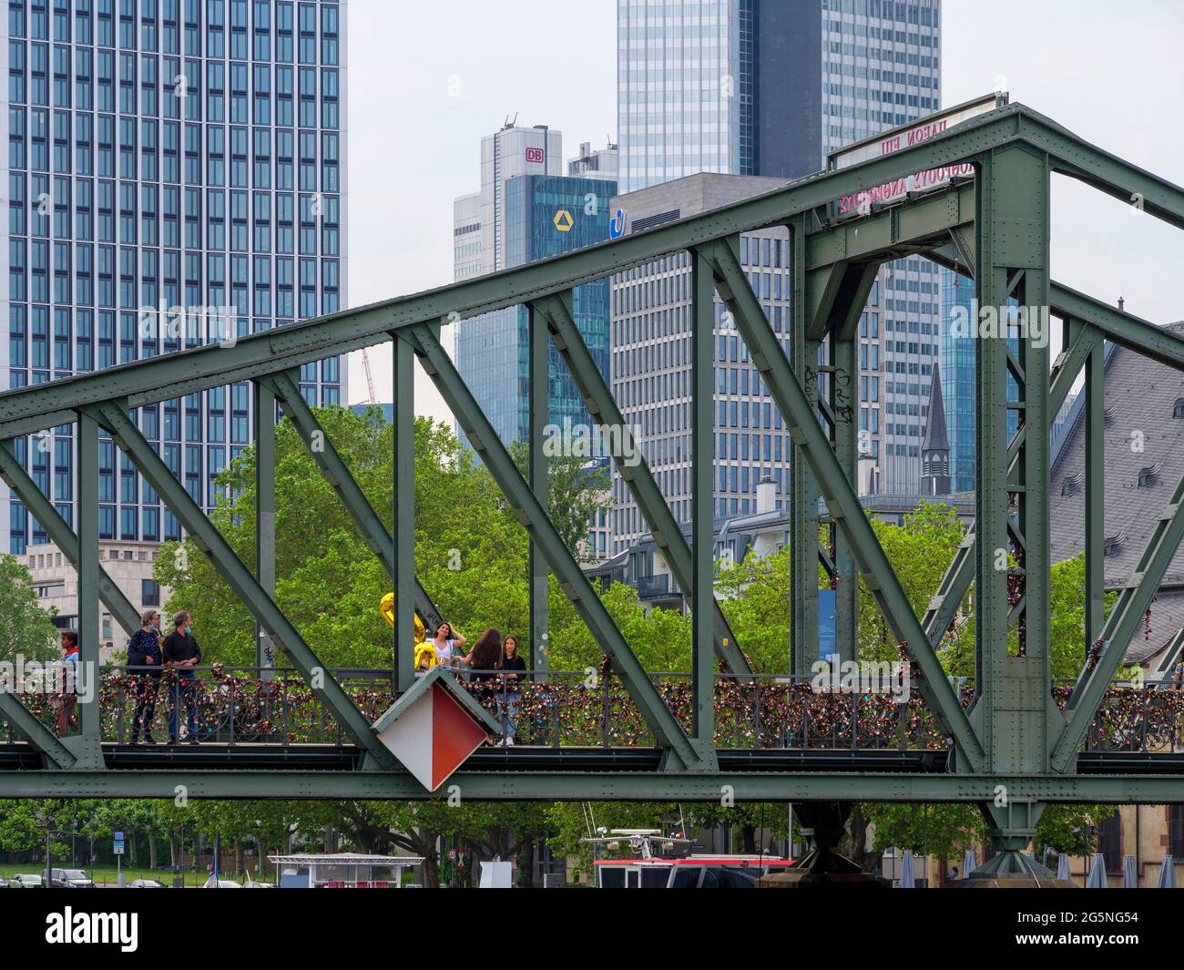 puente Eiserner Steg en Frankfurt, Hesse, Alemania, Europa Foto de stock