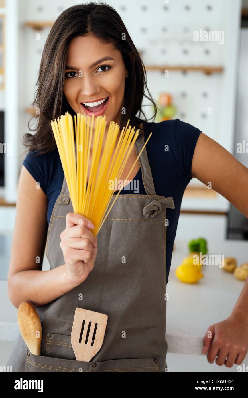 Una chica hermosa va a cocinar pasta. Estilo de vida saludable