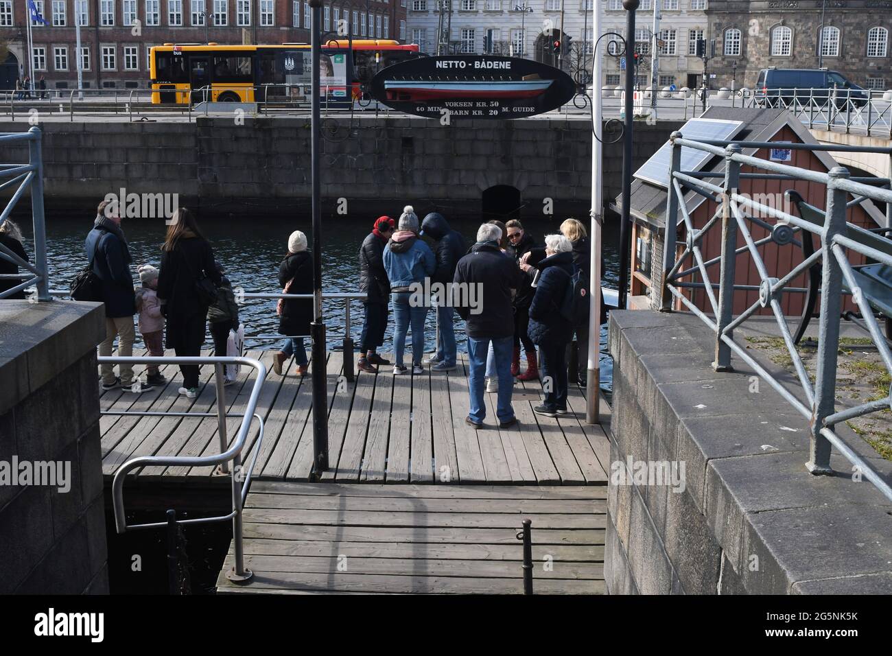 Copenhague /Dinamarca./ 14.Abril 2019/Turistas de crucero en barco esperando en pato para el recorrido en barco por los canales en Copenhague, Dinamarca. . (Foto..Francis Jo Foto de stock