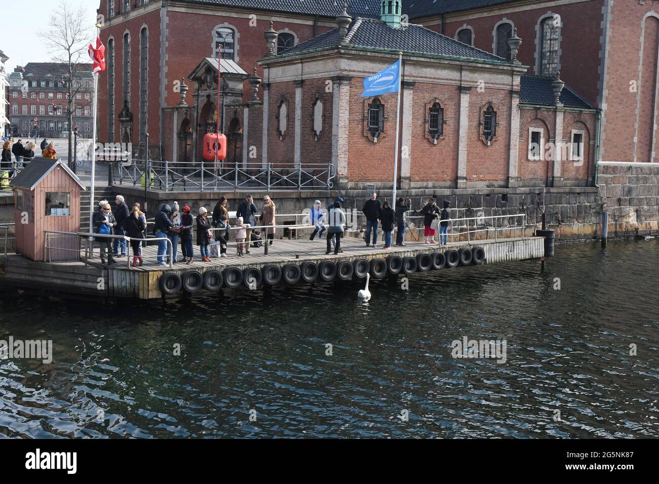 Copenhague /Dinamarca./ 14.Abril 2019/Turistas de crucero en barco esperando en pato para el recorrido en barco por los canales en Copenhague, Dinamarca. . (Foto..Francis Jo Foto de stock