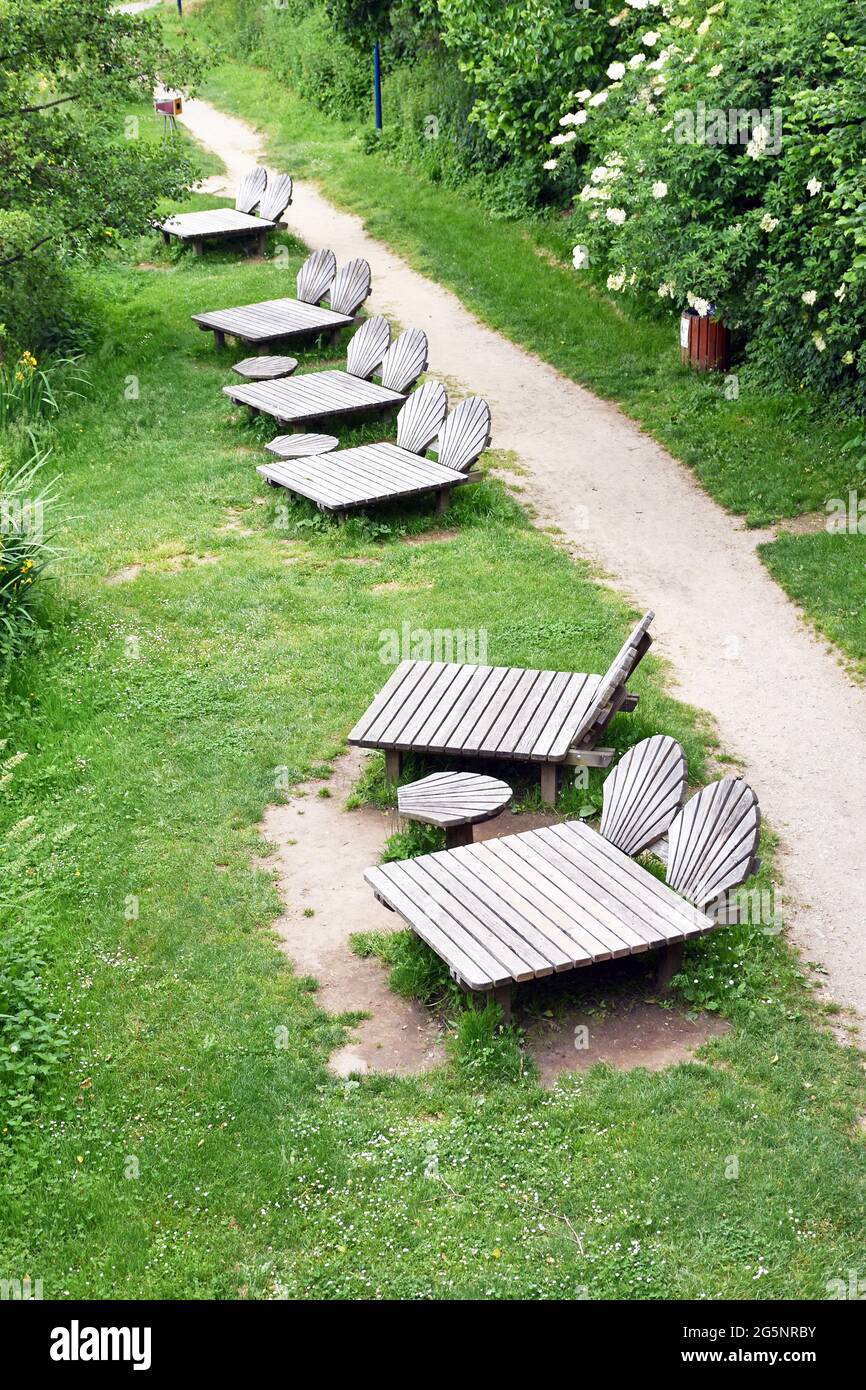 Muebles de jardín público en la orilla del río Vienne en Limoges, en la ruta de peregrinaje a Santiago de Compostela, asientos-respaldos con forma de vieiras Foto de stock