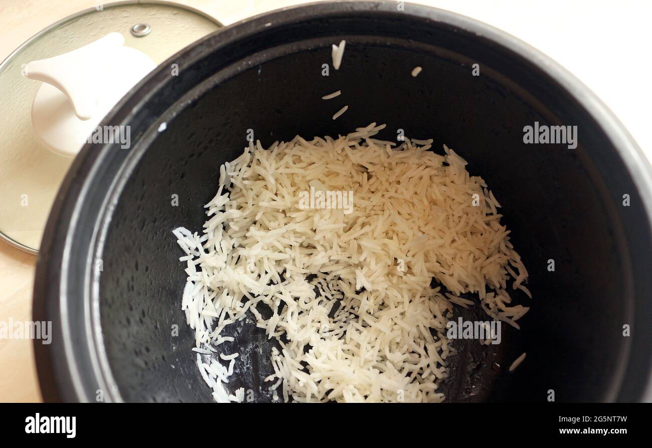 Deje frío sobre el arroz en una olla para arrozales Foto de stock