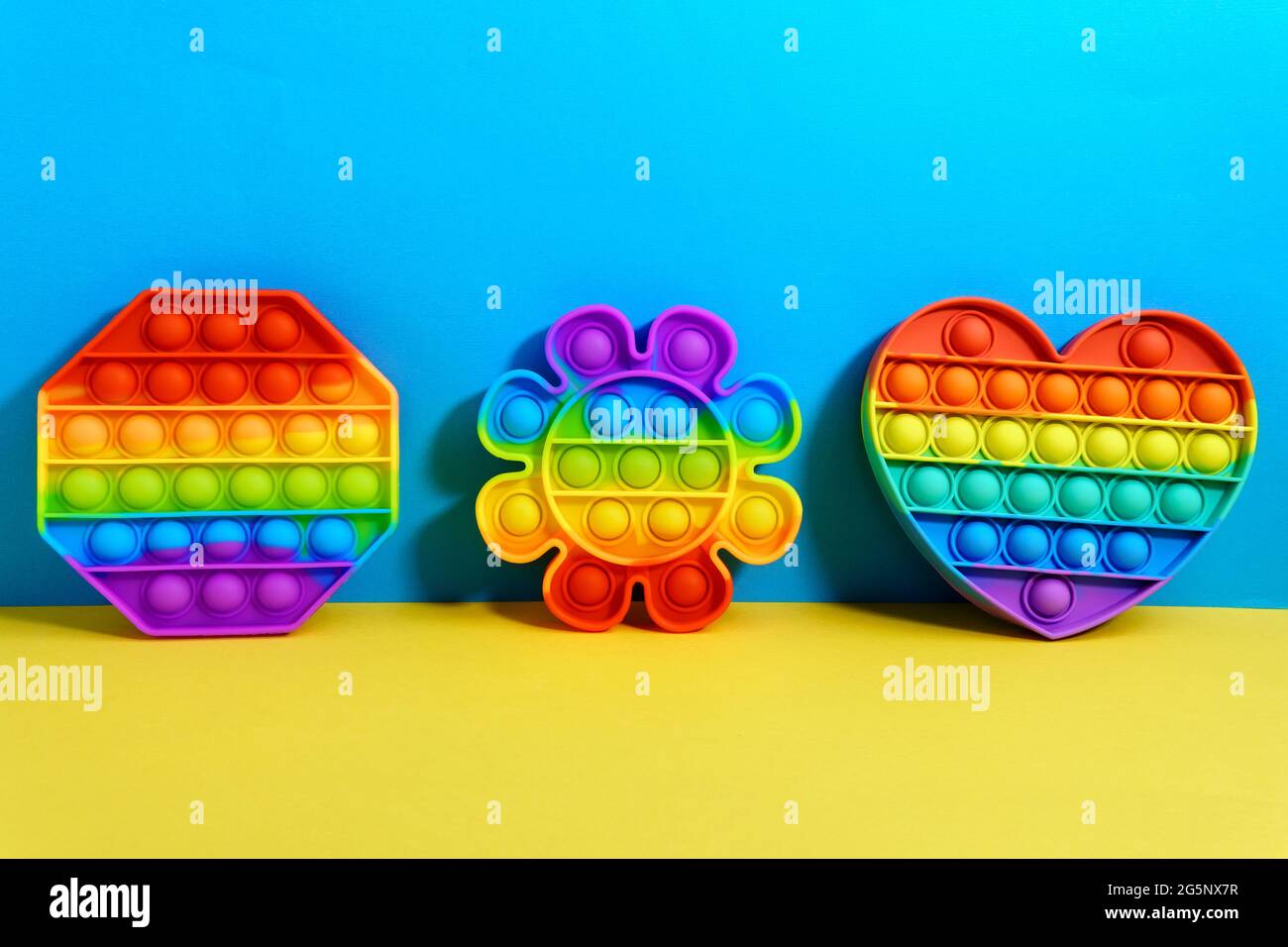 Juguete pop él. Color arco iris. Juguete antiestrés para niños y adultos.  Vista superior Fotografía de stock - Alamy
