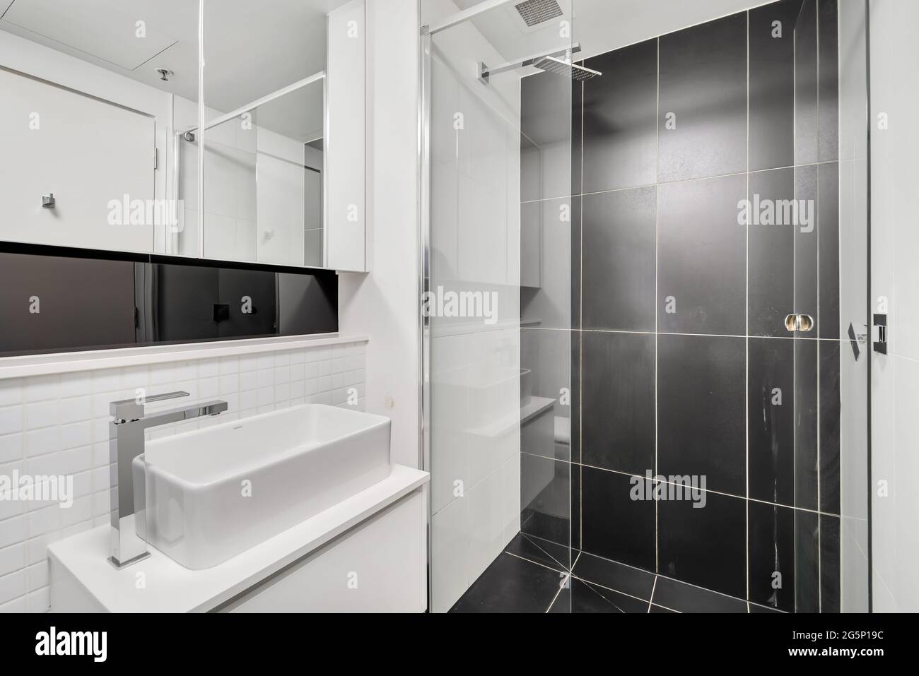 Baño blanco y negro con paredes de azulejos Fotografía de stock - Alamy