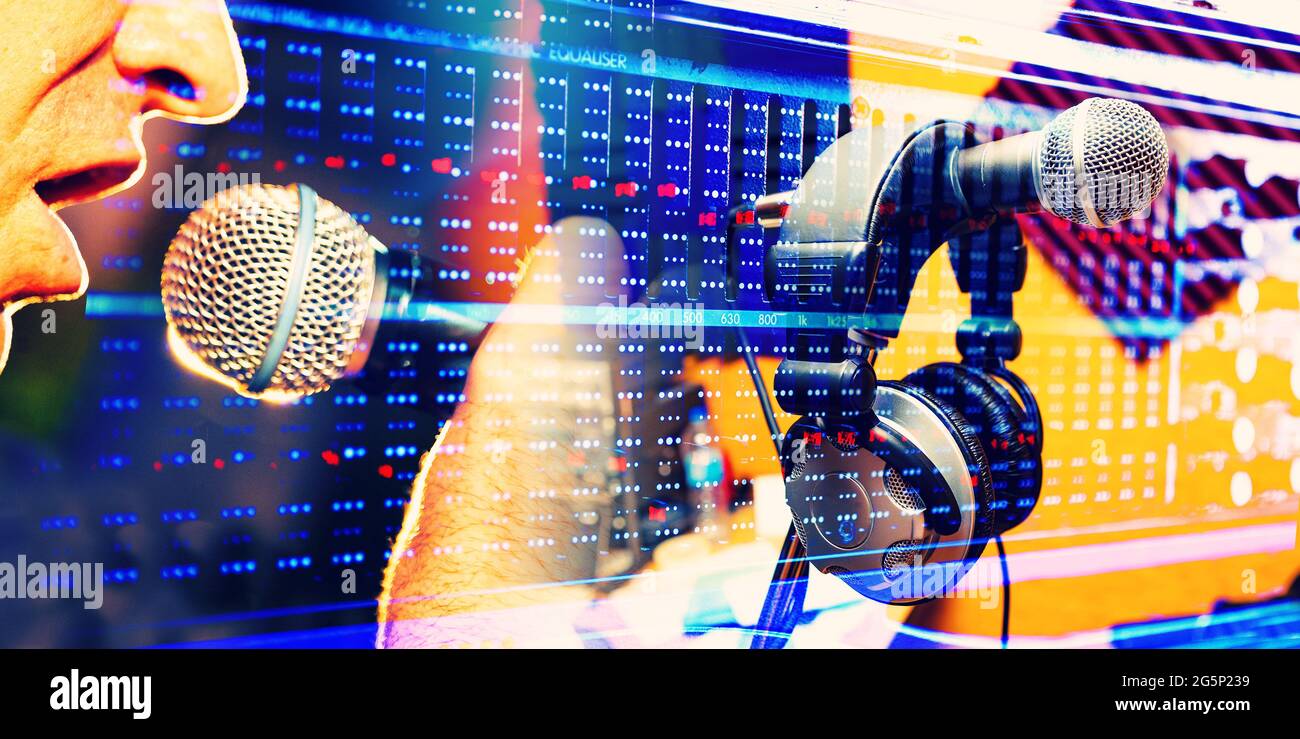 Mezclador DE SONIDO PROFESIONAL en primer plano en un ingeniero de sonido y músicos que producen música en un estudio de grabación profesional Foto de stock