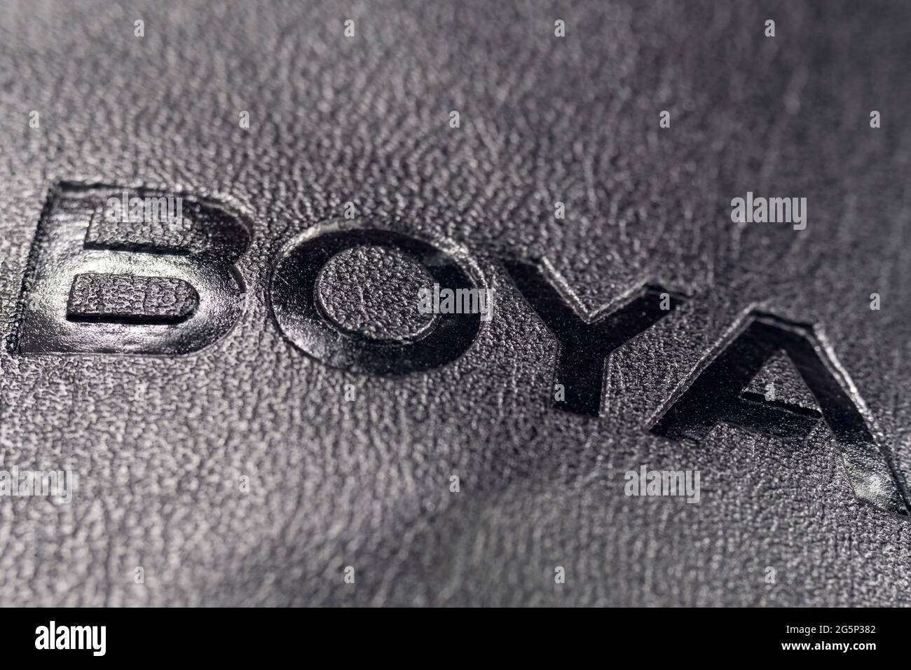 Tyumen, Rusia-25 de mayo de 2021: Primer plano del logotipo de Boya. Fabricante de micrófonos y sistemas de audio Foto de stock