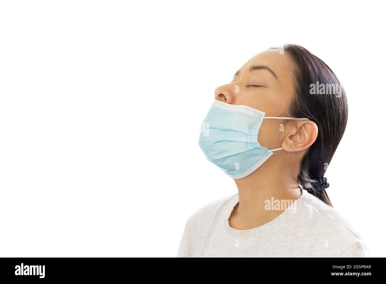 Mujer asiática con máscara facial Prepárese para la prueba de covid-19 con hisopo aislado. Foto de stock