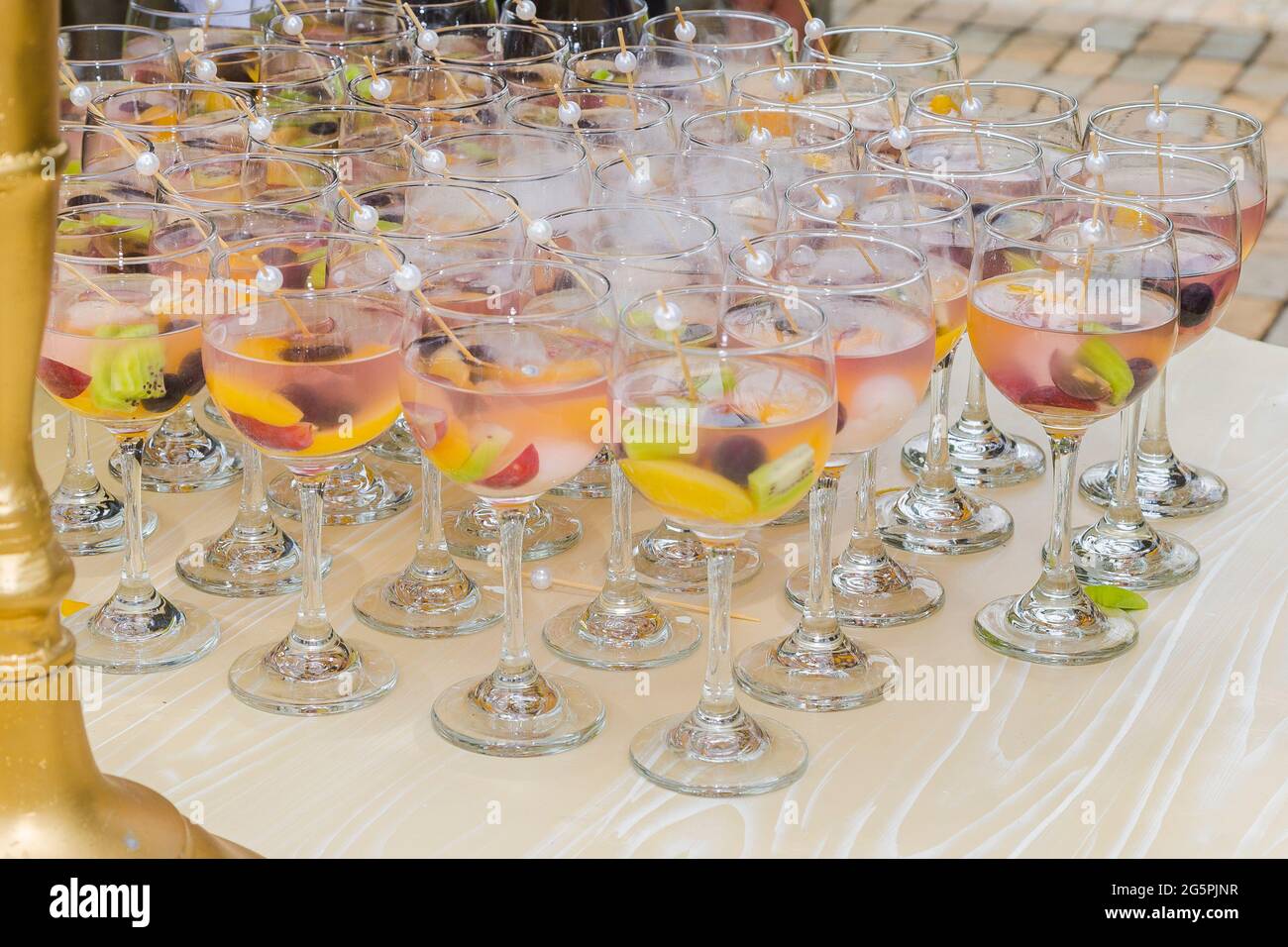 Recepción de eventos sociales; mesa servida con un cóctel bienvenida los huéspedes Fotografía de stock - Alamy