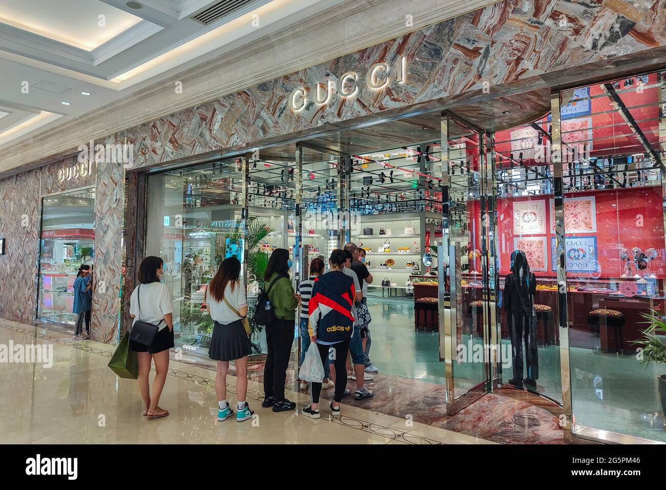 SHANGHAI, CHINA - 29 DE JUNIO de 2021 - Los clientes se alinean delante de  la tienda Gucci en el centro comercial Daimaru en Nanjing East Road en  Shanghai, China, 29 de