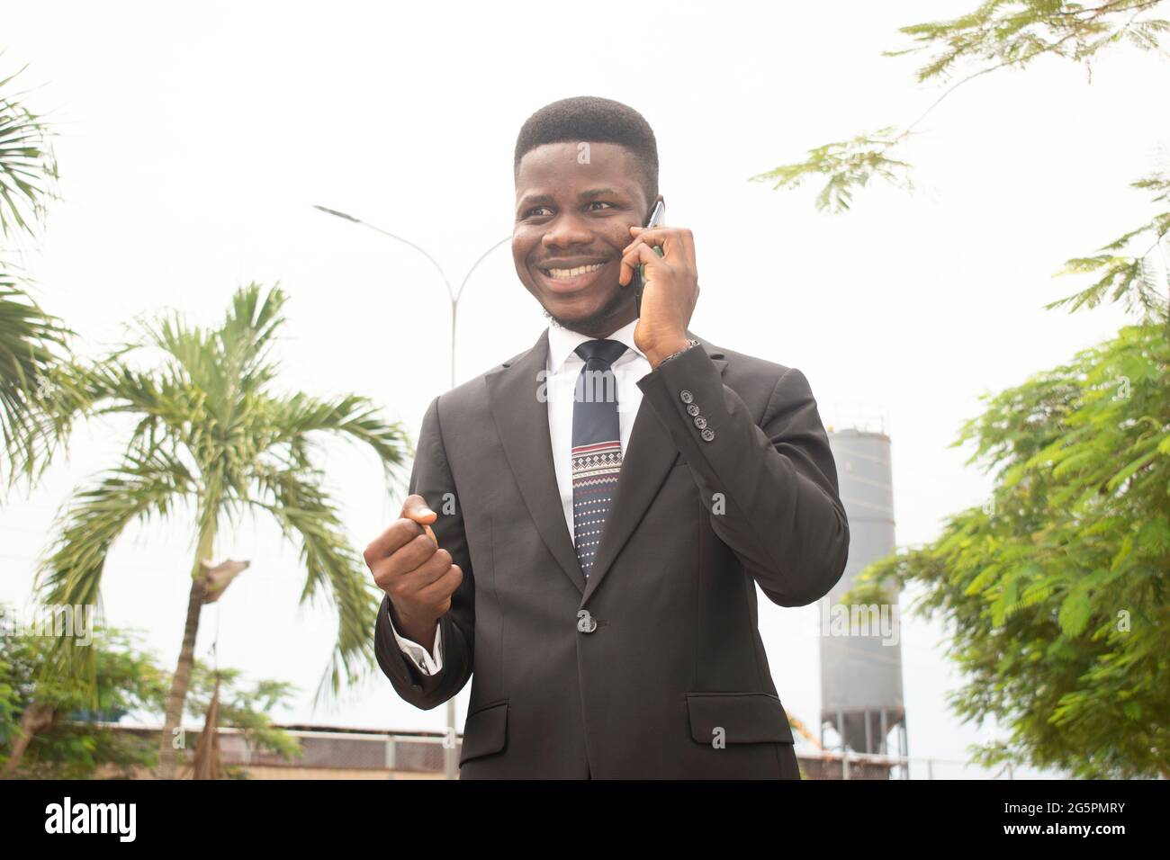 Imagen de un hermoso hombre de negocios africano hablando por teléfono móvil Foto de stock