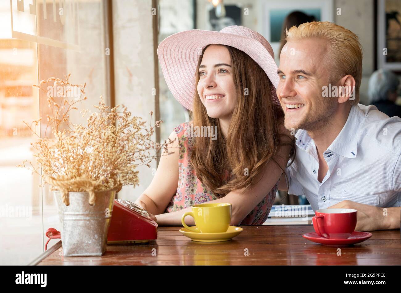 pareja de amantes sentados juntos sintiéndose enamorados. Romántico caucásico tomar unas vacaciones juntos Foto de stock