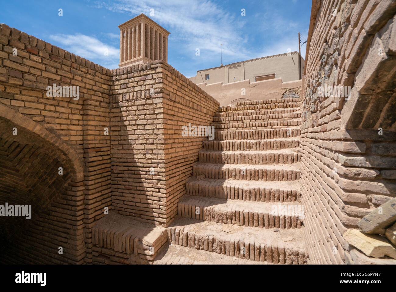 Vista desde bajo un antiguo catcher de viento, o torre de refrigeración, en la antigua ciudad de Naein, Irán, Persia, en un caluroso día de verano. Foto de stock