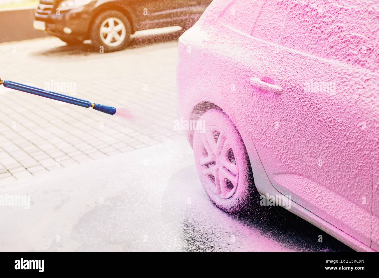 mano lavar con jabón, rosado espuma en el cuerpo. coche Lavado con alto  presión agua. lavar mini cobre. 20788151 Foto de stock en Vecteezy
