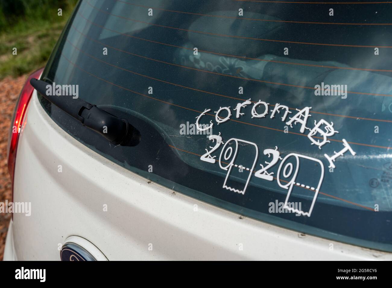 Pegatina en un coche, Abitur clase de 2020 en la crisis de Corona, CoronAbi 2020, vehículo de una pupila que hizo su Abitur durante la pandemia, papel higiénico ro Foto de stock