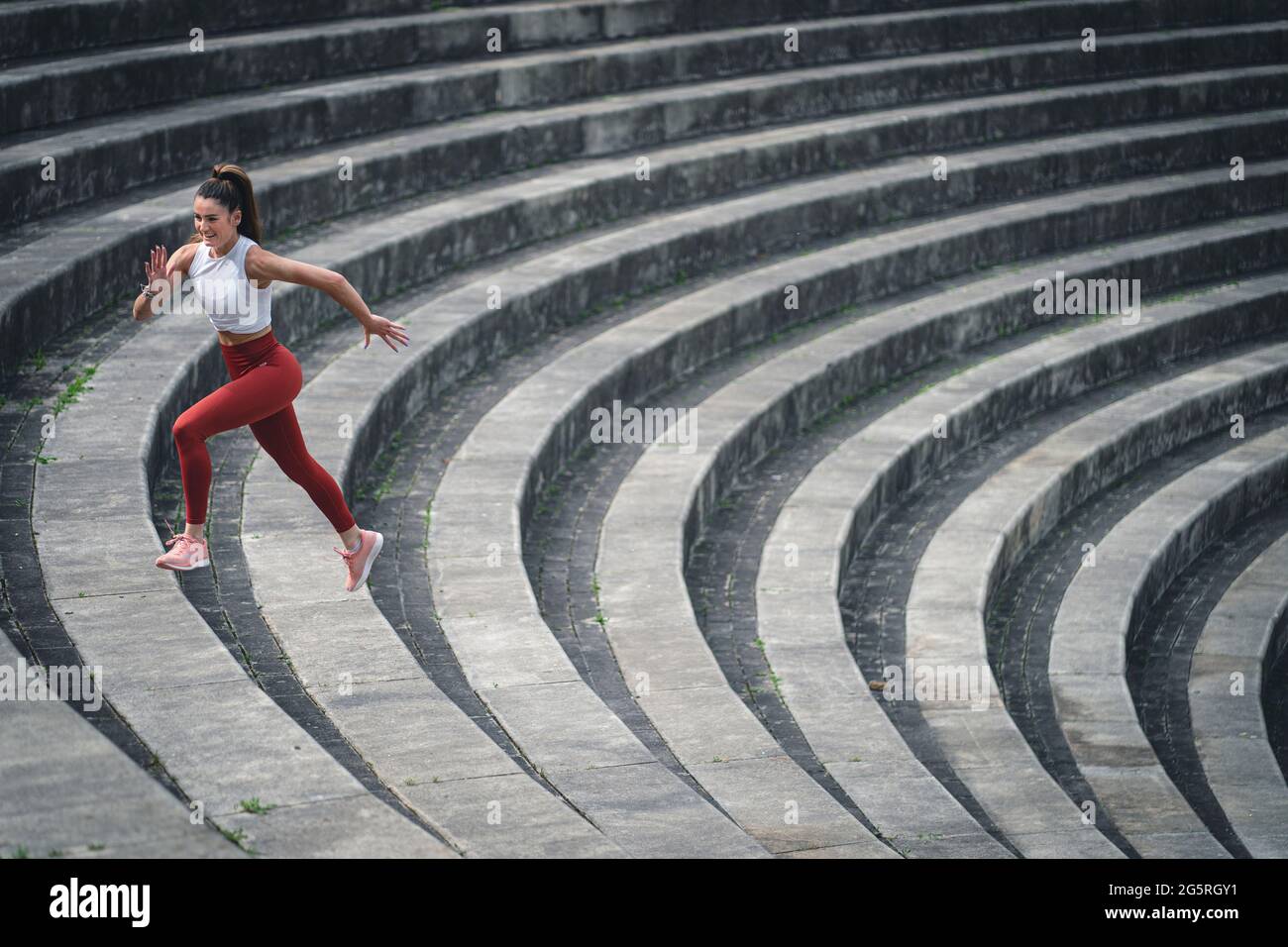 Atleta niña haciendo correr por las escaleras, es su estilo de vida