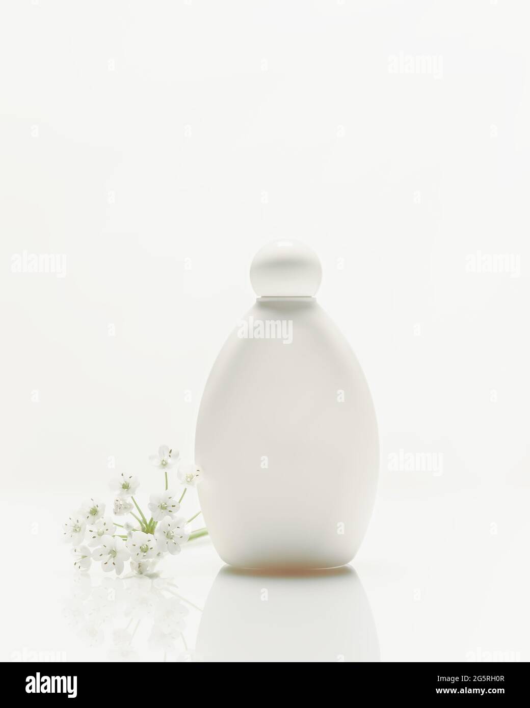 Composición cosmética vertical blanca con botella plástica con reflexión y flores sobre fondo blanco con espacio de copia. Producto de belleza Foto de stock