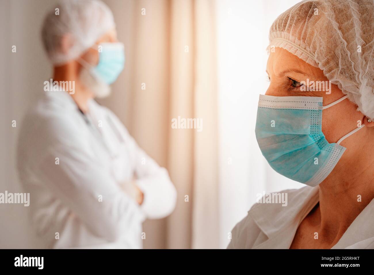 los médicos con máscara facial piensan que están listos para trabajar Foto de stock