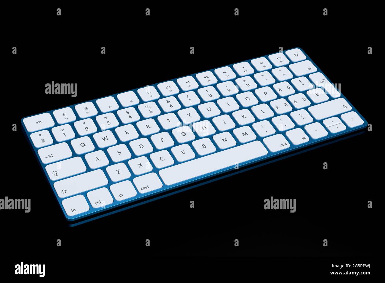 Moderno teclado de ordenador de aluminio azul aislado sobre fondo negro. Foto de stock