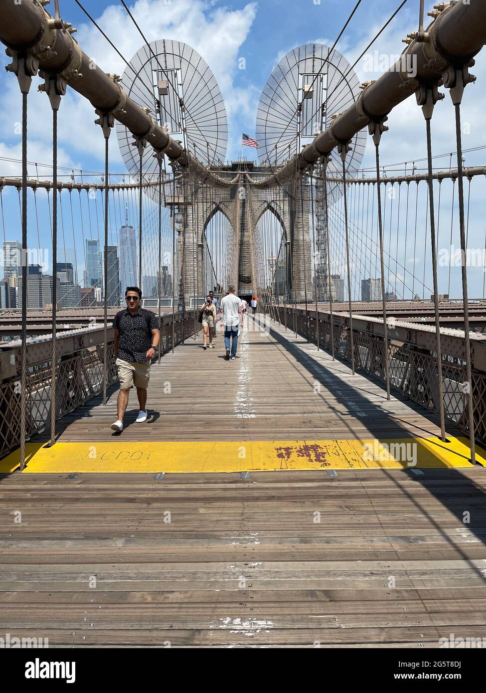 El paseo cruzando el Puente de Brooklyn en Nueva York tiene carriles separados para el peatón senderistas y ciclistas. Foto de stock