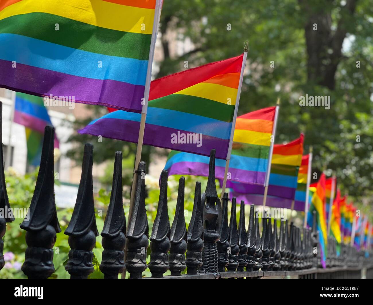 Gay Pride Rainbow Flags cerca del Stonewall Inn en Greenwich Village de la ciudad de Nueva York, Estados Unidos, Christoper Park Foto de stock