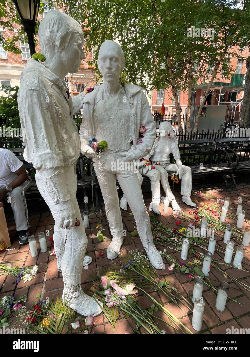 La estatua de la Liberación Gay de George Segal es parte del Monumento Nacional Stonewall en Christopher Park, frente al Stonewall Inn, Nueva York, NY Foto de stock