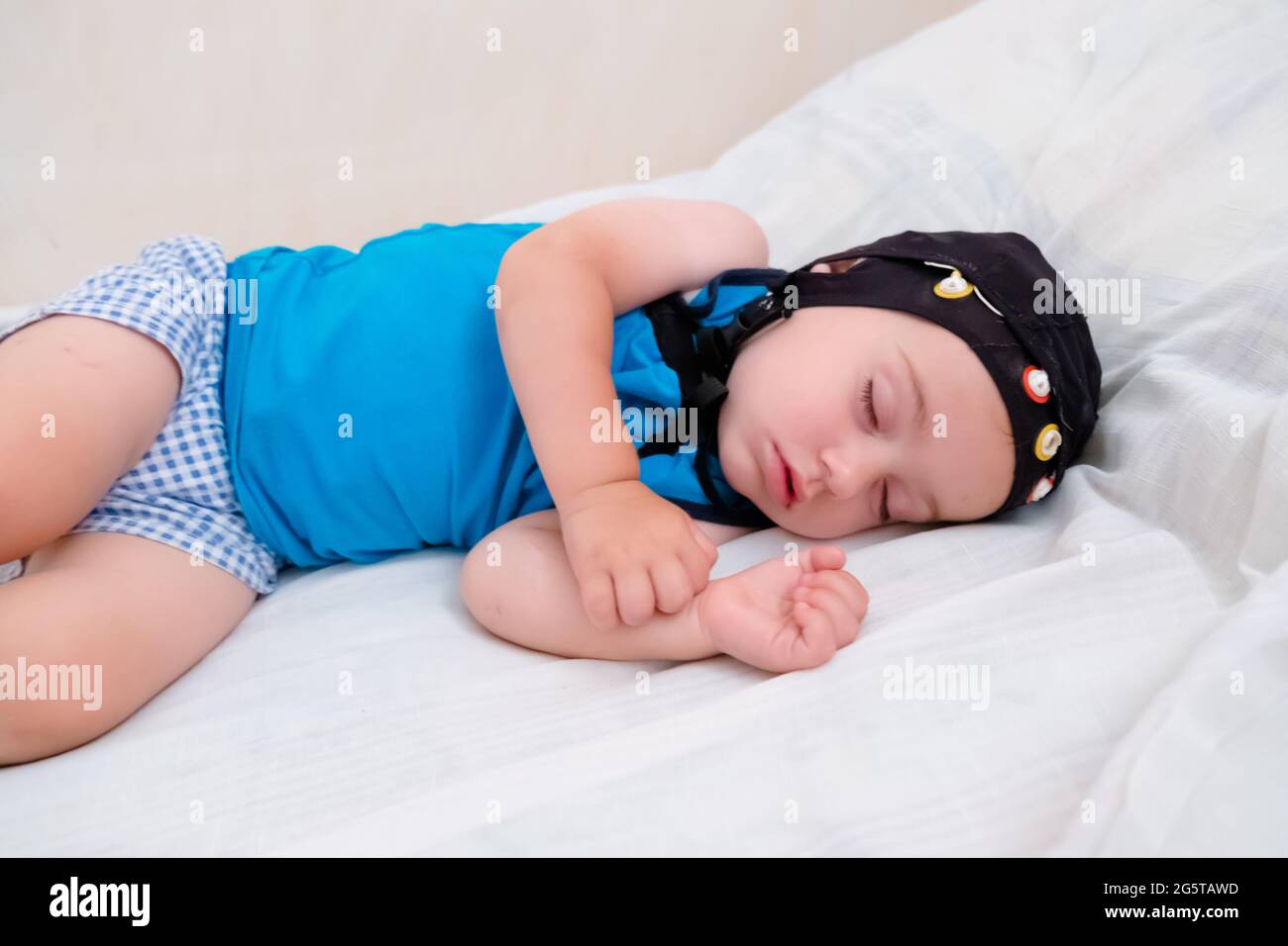 Paciente Bebe Durmiendo En Cama Durante El Examen De Eeg Fotografia De Stock Alamy