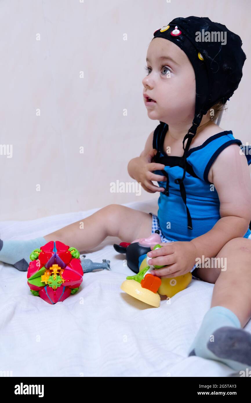 Paciente Bebe Durmiendo En Cama Durante El Examen De Eeg Fotografia De Stock Alamy