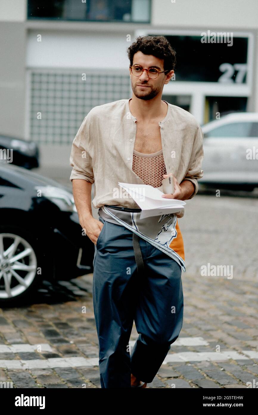 Estilo urbano Andreas Giesen llegando a Hermes Primavera Verano