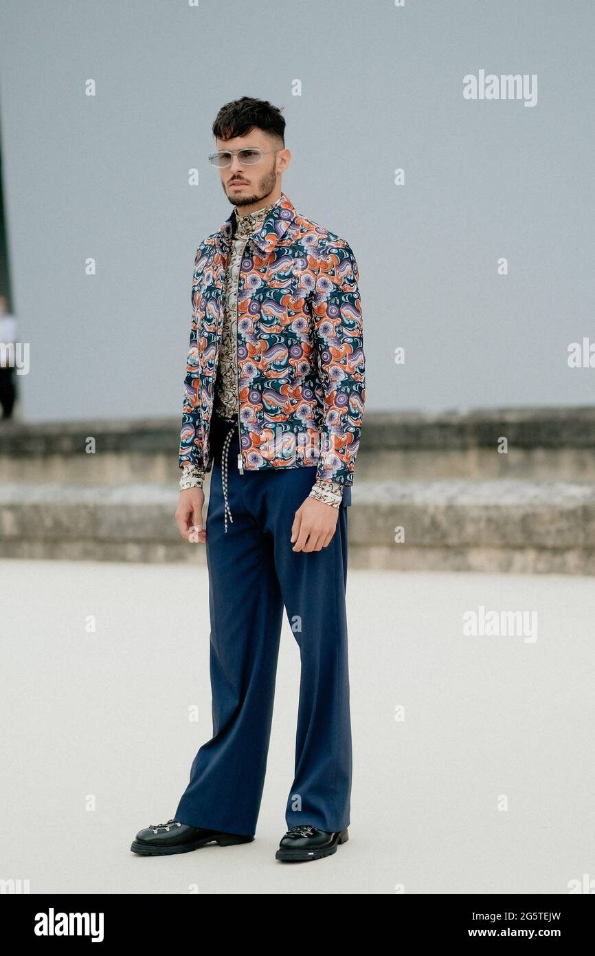 Al estilo de la calle, Baptiste Giabiconi llegando a Dior Primavera Verano 2022 de ropa de hombre, celebrado en la Place Vauban, París, Francia, el 25 de junio de 2021. Foto