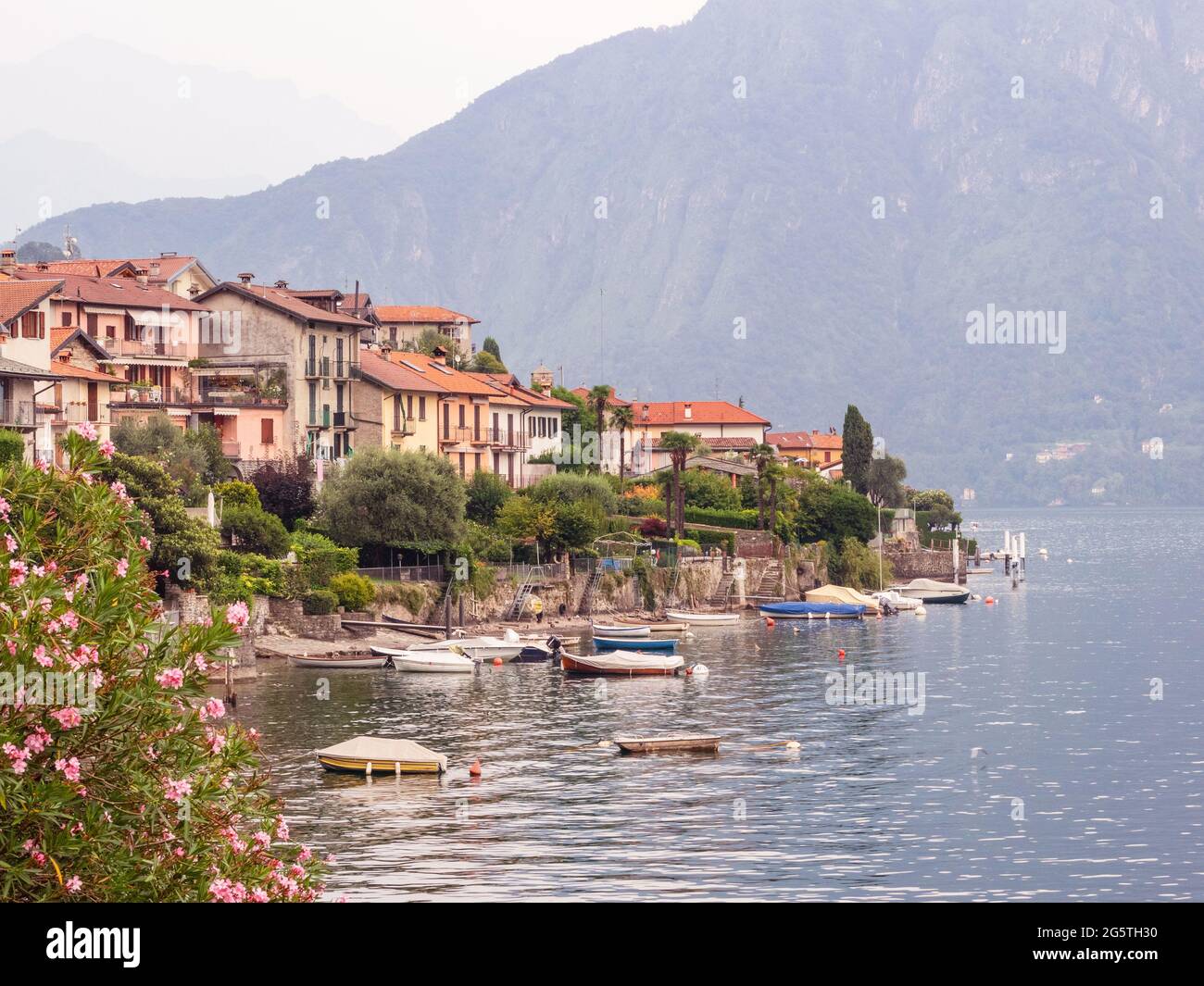 Lago Como, Italia: Las hermosas vistas de un antiguo pueblo con vistas al lago al atardecer Foto de stock