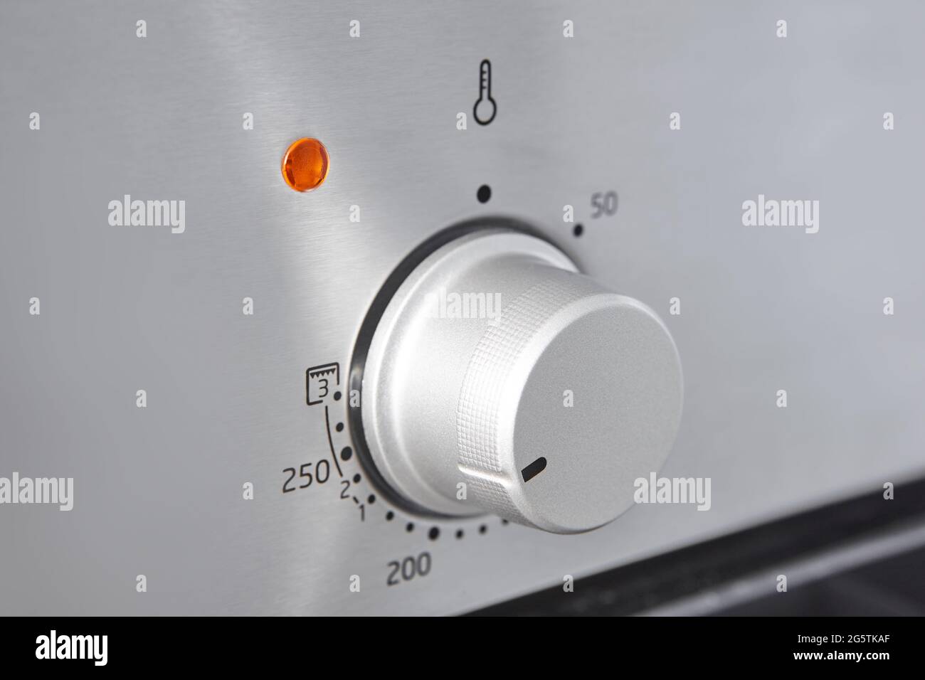 Mando de control de temperatura de cocción del horno. Detalle de panel de  equipamiento de cocina. Cocina Fotografía de stock - Alamy