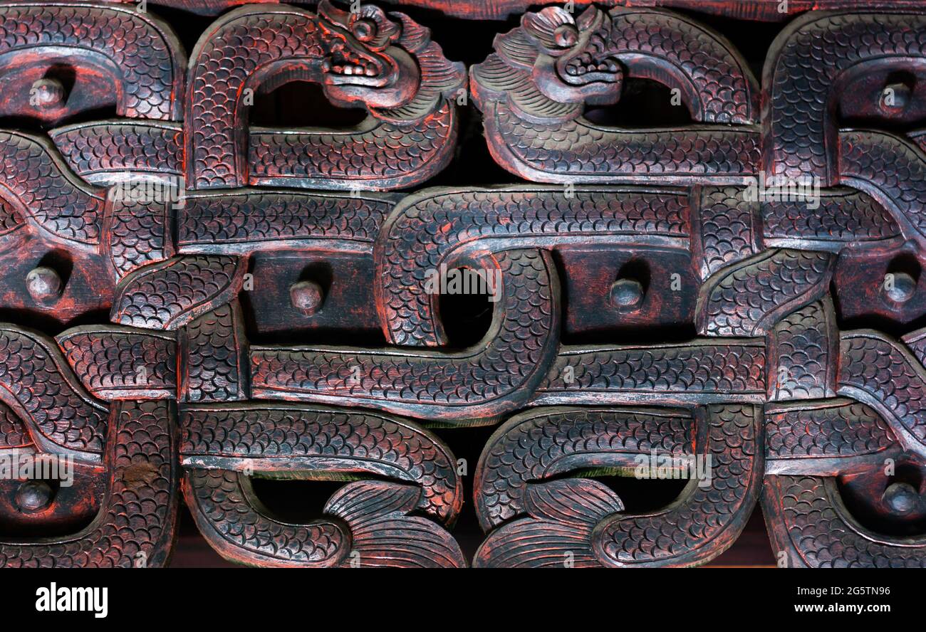 Tallado en madera con patrón de dragón Lanna Artes decorativas de la gente tailandesa Lanna Foto de stock