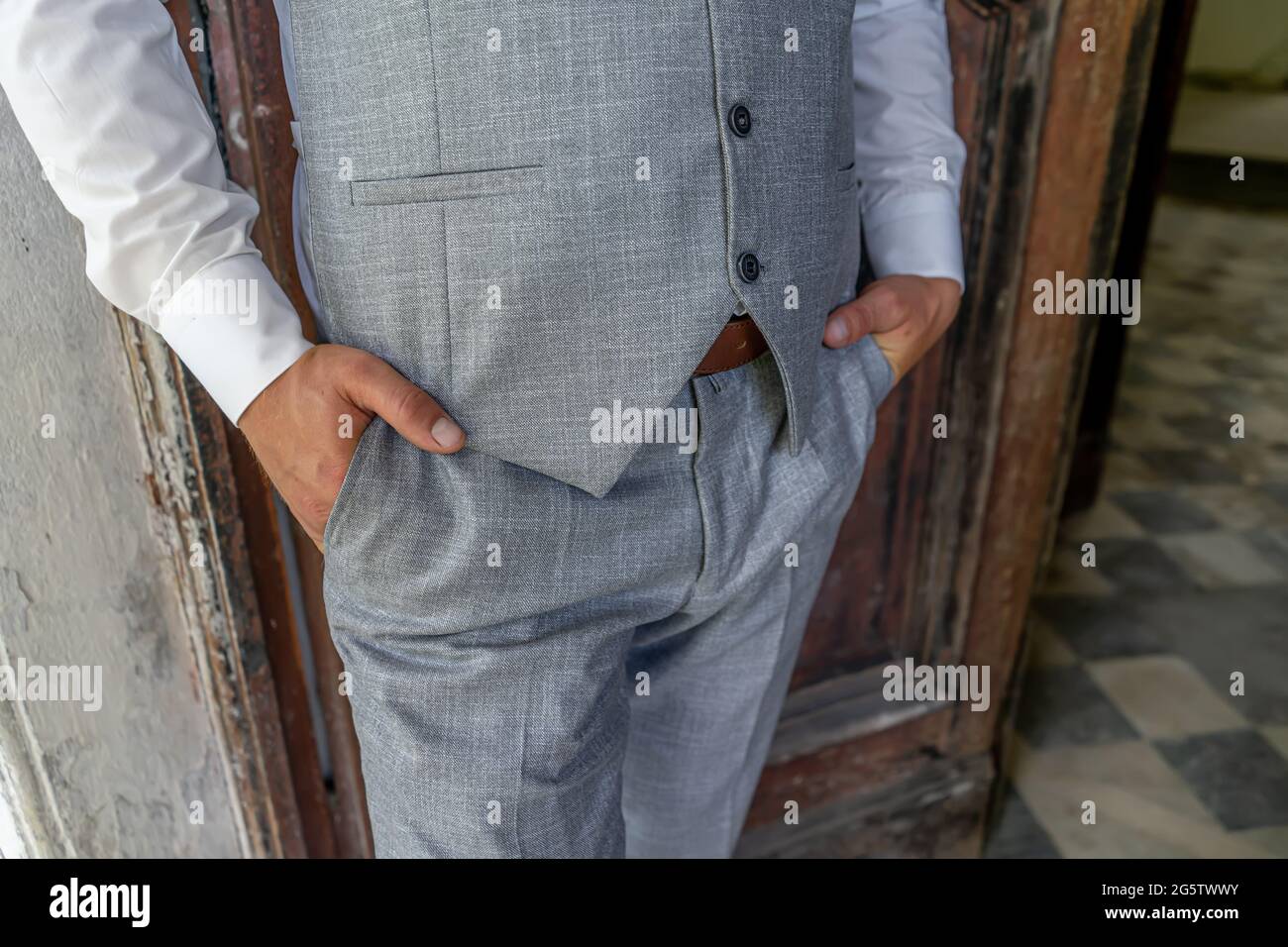 un hombre con un elegante traje gris de primer plano sin rostro Fotografía  de stock - Alamy