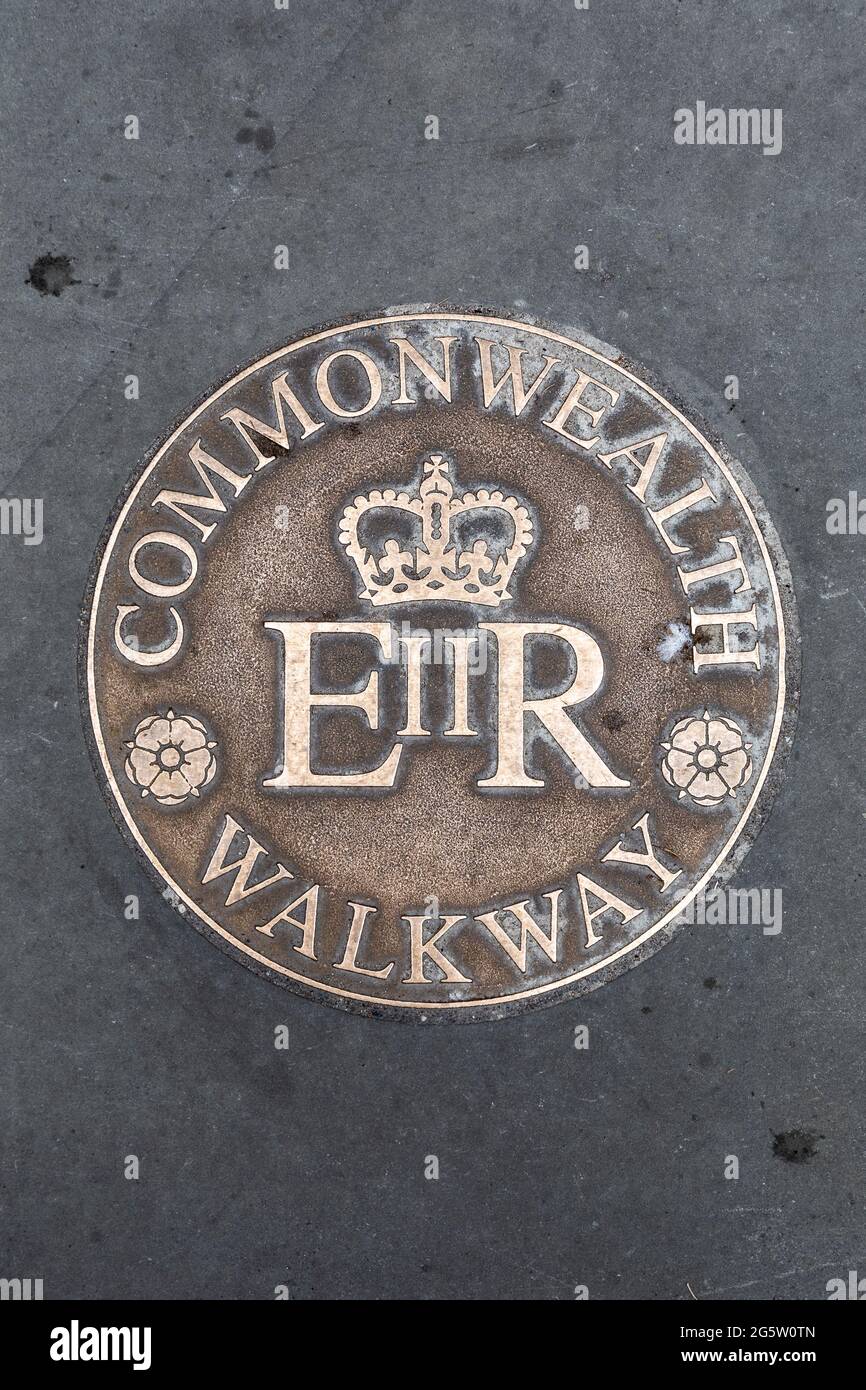 Placa para el London Commonwealth Walkway en el pavimento en The Strand, Londres, Reino Unido Foto de stock