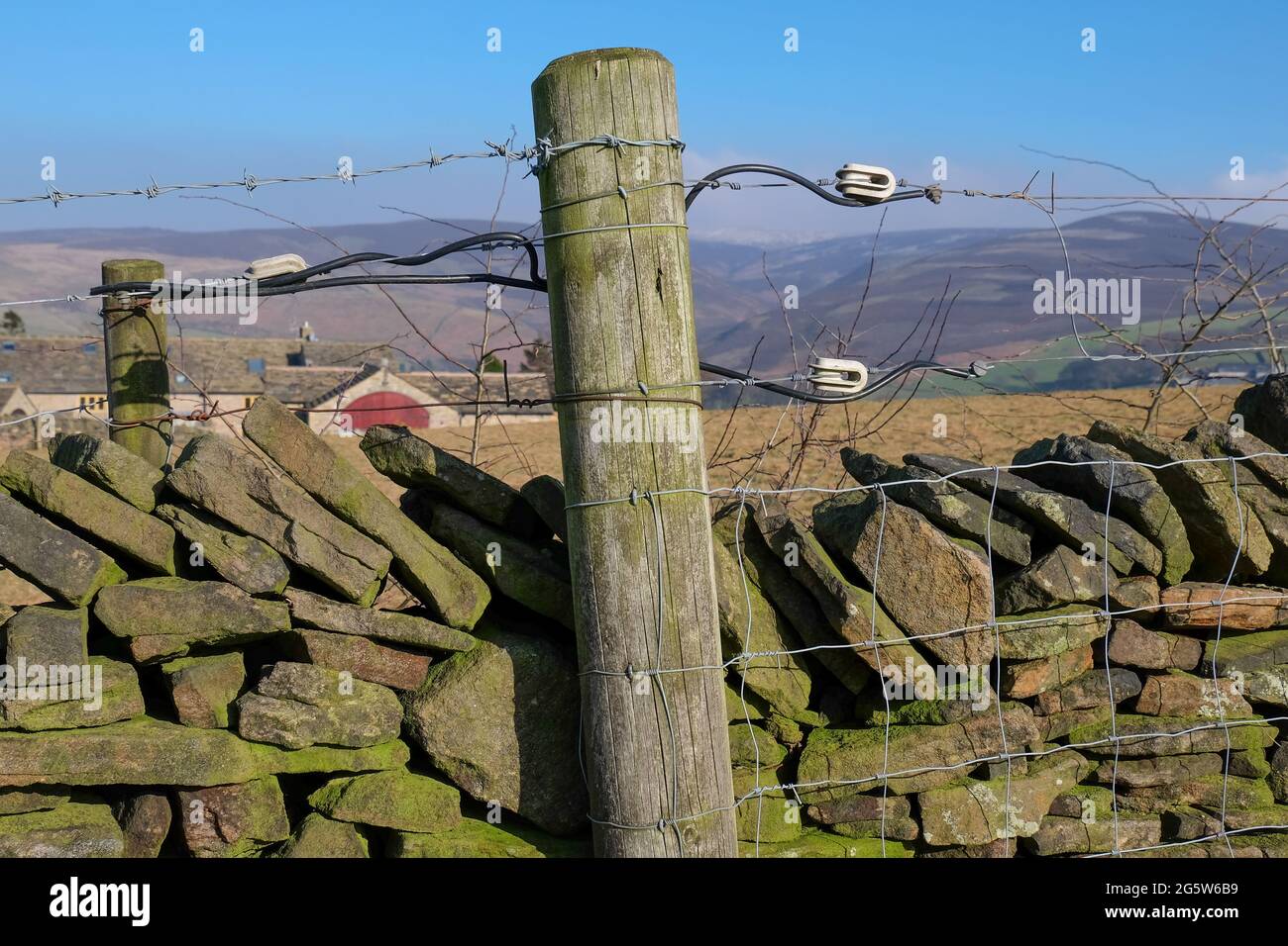 Cable and post fence fotografías e imágenes de alta resolución - Alamy