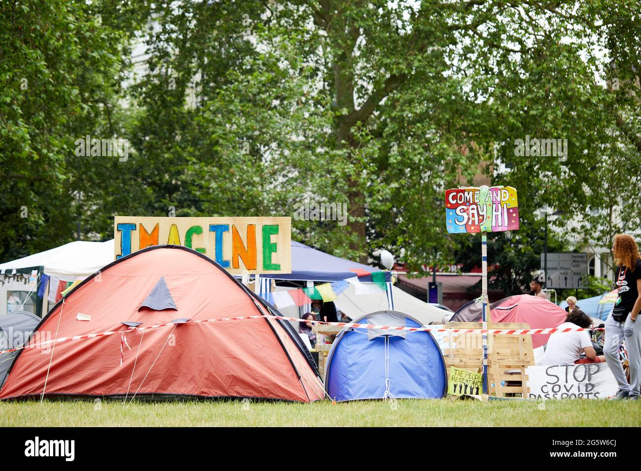 Londres, Reino Unido - 15 de junio de 2021: El adorable campo anti-encierro en Shepherds Bush Green (tomado dos días antes de que el campamento fuera removido por las alabadías). Foto de stock